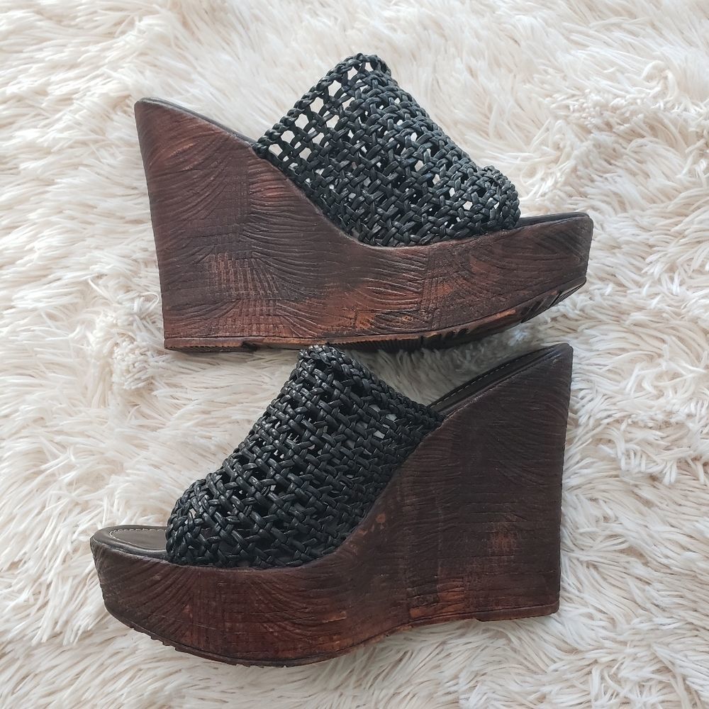 Like new wood carved netted wedges size 40 victoria perez